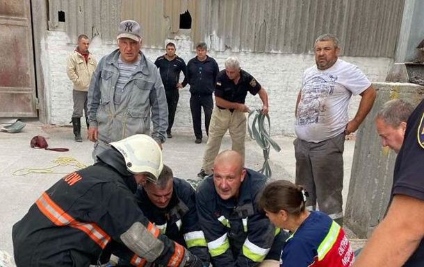 На Чернігівщині працівники впали у шахту загрузки зерна, є загиблий