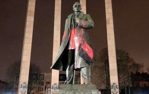 Наруга на пам’ятником Бандері: суд Львова виніс вирок організаторці 