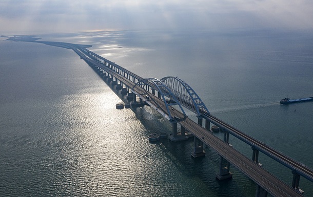 Рух Кримським мостом зупинено - ЗМІ