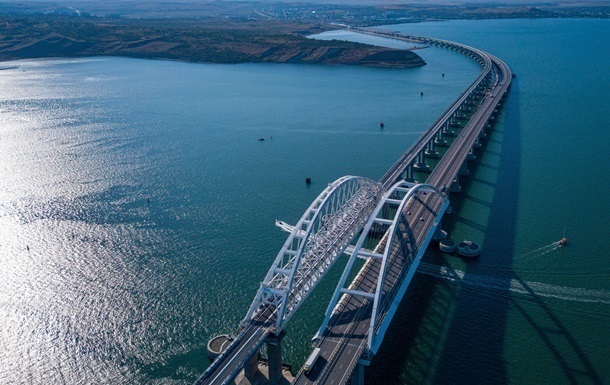 Рух Кримським мостом зупинено втретє за добу
