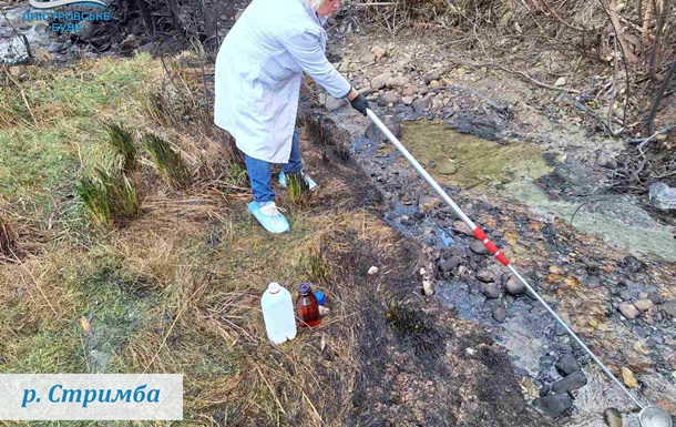 Аварія на нафтопроводі: річка на Прикарпатті рекордно стала забрудненою