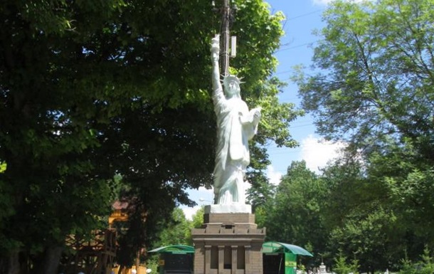  Поки США не одумається : в Криму демонтували копію статуї Свободи