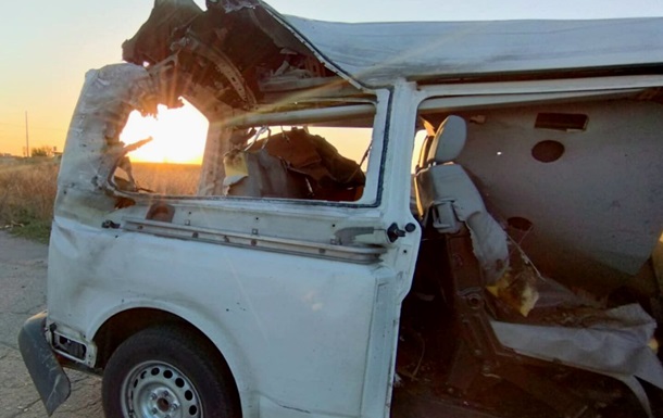 Росіяни вдарили FPV-дроном в евакуаційний автобус на Херсонщині, є поранені