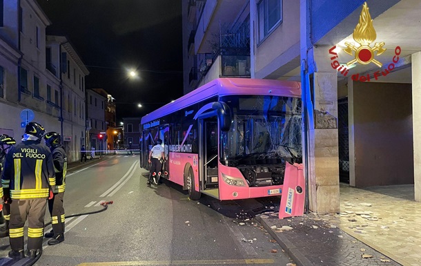 У Венеції автобус потрапив у ДТП, 15 постраждалих
