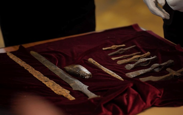 В Україну повернули 14 історичних артефактів, викрадених росіянами
