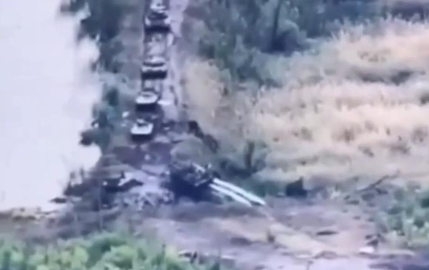 З явилося відео падіння в річку бронемашини РФ