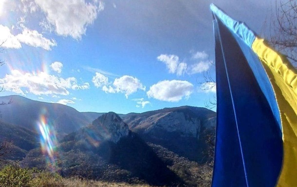 Активісти Жовтої стрічки підняли прапор України на горі в Криму
