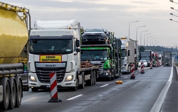 Кількість вантажівок на кордоні з Польщею зросла