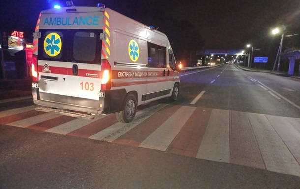 На Львівщині авто  швидкої  збило двох пішоходів