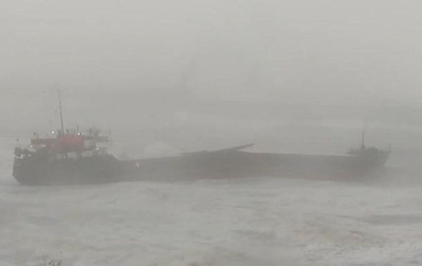 Шторм у Чорному морі: одно судно зникло, інше розламалося навпіл