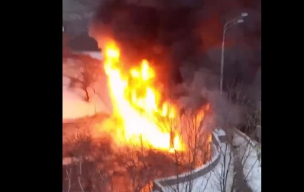 У Москві сталася масштабна пожежа під мостом