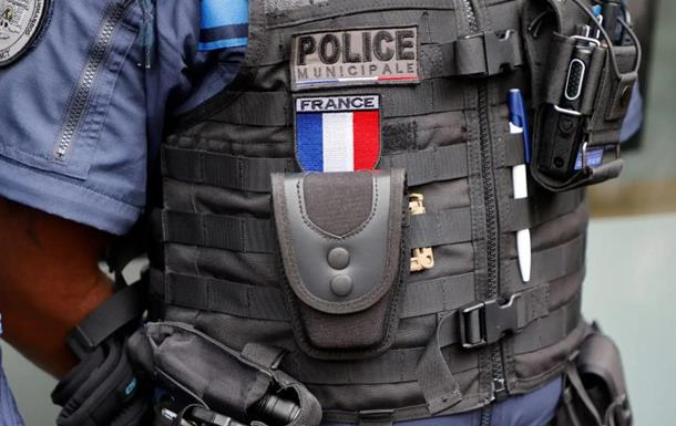У Парижі поліція поранила жінку у хиджабі