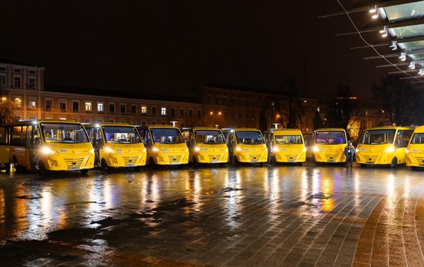 ЄС передав Україні 370 шкільних автобусів