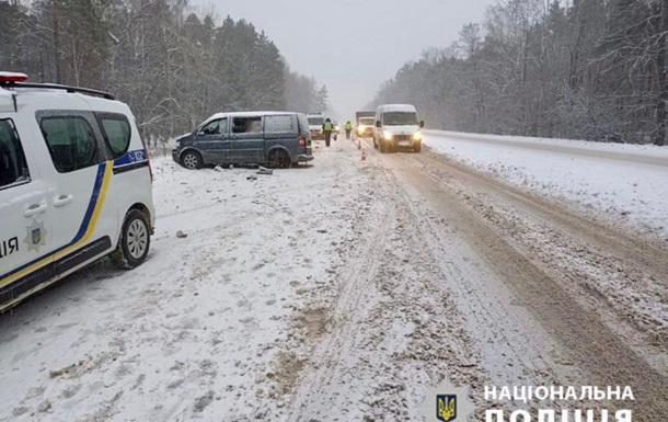 На Чернігівщині в ДТП з мікроавтобусом постраждали троє людей