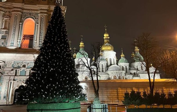  Життєствердна, як ніколи : у Києві встановили новорічну ялинку