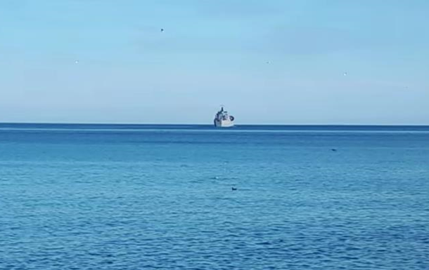 ЗМІ: З бухти Феодосії втекли два російські кораблі