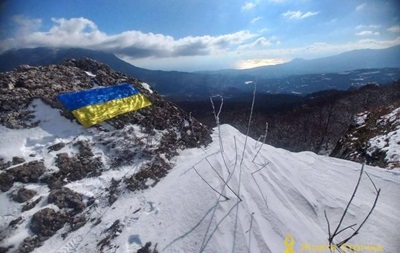 На гірській вершині у Криму підняли український прапор 