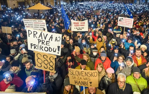 У Словаччині відбулись масові мітинги проти уряду Фіцо
