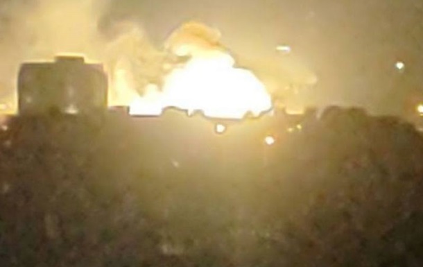 У російському місті після вибухів загорілися дві електропідстанції