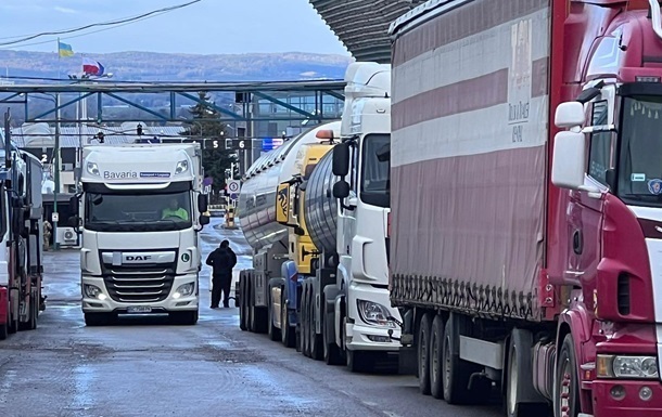 В чергах на українсько-польському кордоні стоять 1 900 вантажівок 