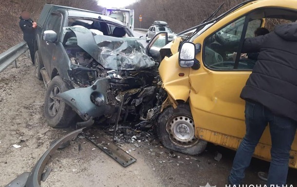 На Львівщині мікроавтобус зіткнувся з позашляховиком, є загиблий 
