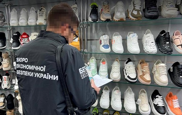 На Одещині вилучили 100 тисяч пар  брендових  кросівок