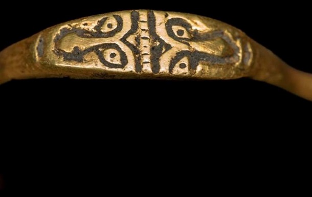 У Польщі знайшли золоту каблучку із зображенням дволикого бога