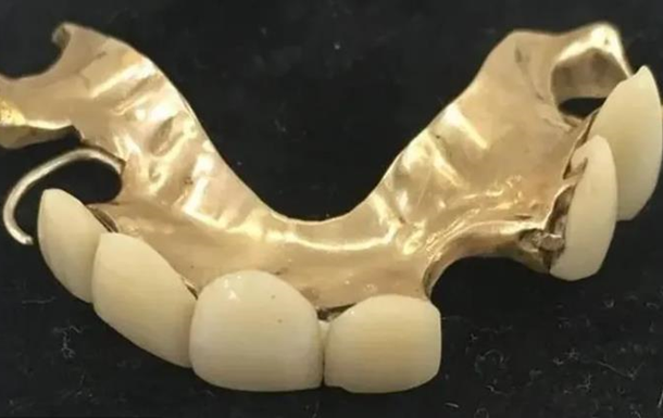 Зубні протези Вінстона Черчилля продали на аукціоні за £18 тисяч