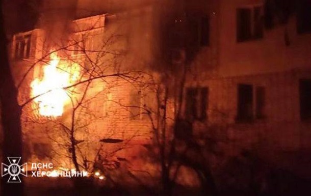 Херсонські рятувальники під ворожим обстрілом загасили пожежу