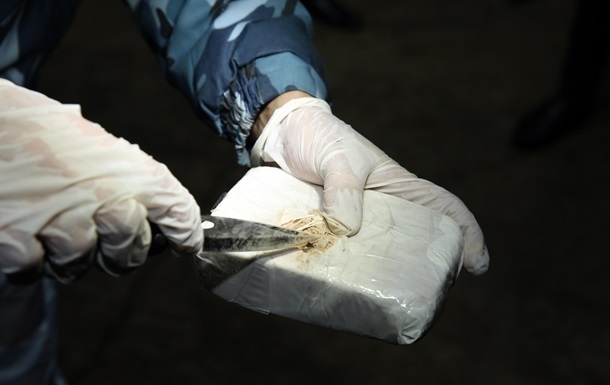 Митники знайшли 250 кг кокаїну серед винограду у порту Роттердама
