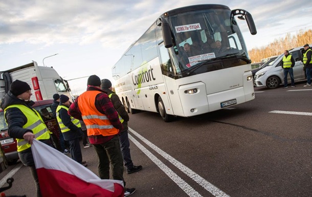 На кордоні Польщі з Україною почали зупиняти автобуси 