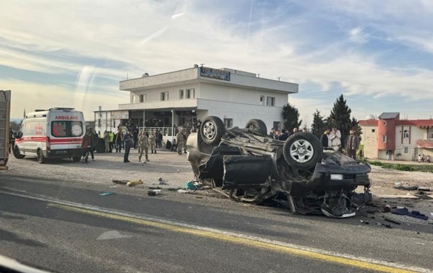 Охоронці Ердогана потрапили в аварію: загинув поліцейський