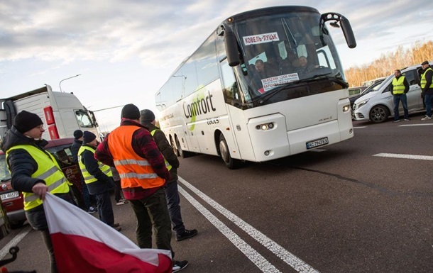 Поляки почали блокувати автобуси на кордоні - ДПСУ