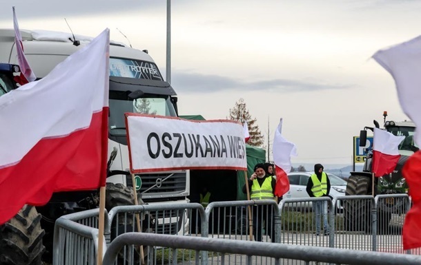Поляки заблокували два пункти пропуску на кордоні