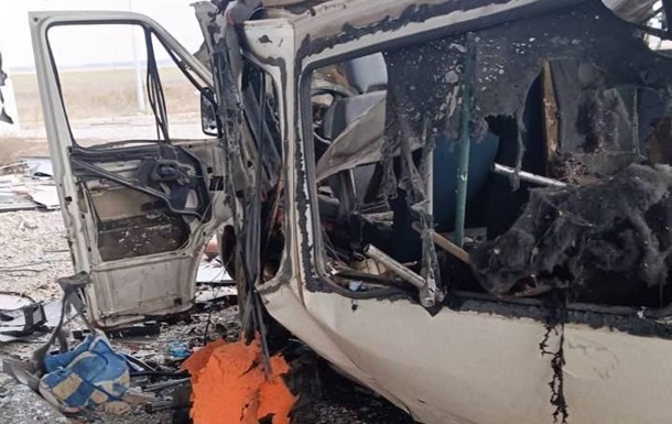 Росіяни знищили дронами автобус із гуманітаркою на Херсонщині