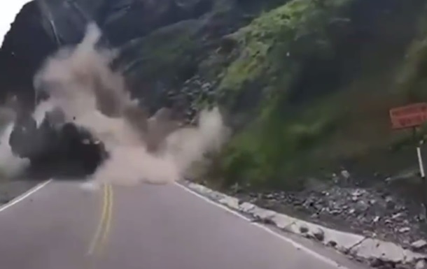 У Перу зняли епічне ДТП через падіння брил з гори