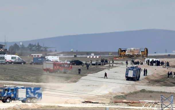 У Туреччині під час тренувальних польотів розбився літак, є загиблий