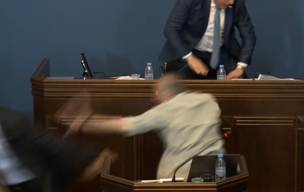 Грузинські депутати побилися час розгляду закону  про іноагентів 
