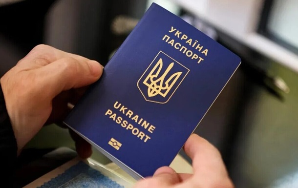 Кабмін заборонив видавати паспорти за кордоном