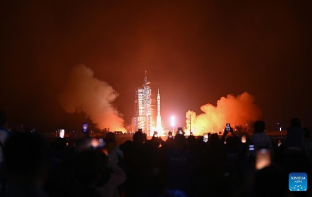 Китай запустив пілотований космічний корабель Шеньчжоу-18