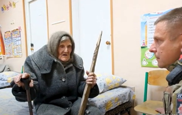 Неймовірно: 98-річна жінка пішки вийшла з окупованої частини села