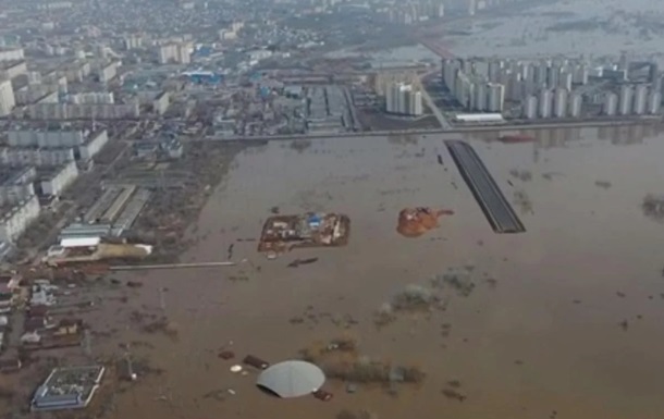 Оренбург тоне: ЗМІ показали фото наслідків повеней