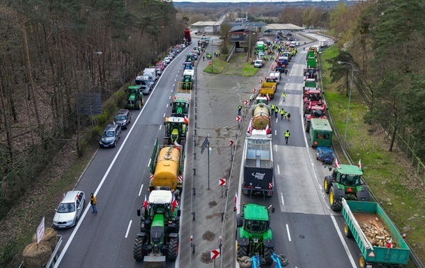 Польські фермери за добу не пропустили жодної вантажівки на трьох КПП