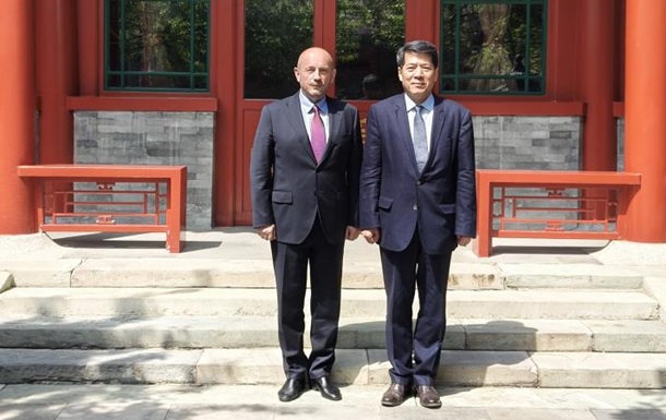 Посол України зустрівся зі спецпредставником Китаю 