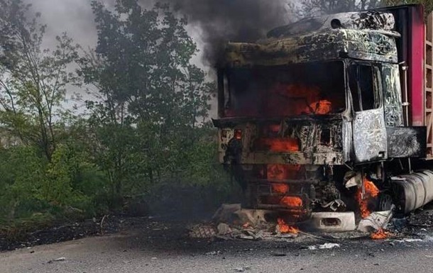 Росіяни на Херсонщині скинули з дрона вибухівку на авто