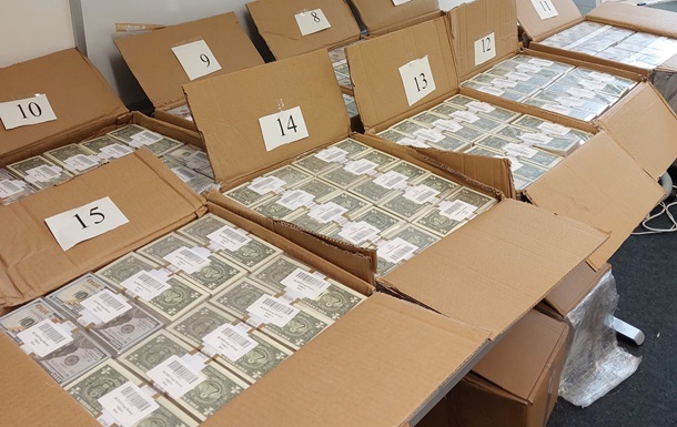 У Німеччині перехопили 75 коробок з фальшивими доларами