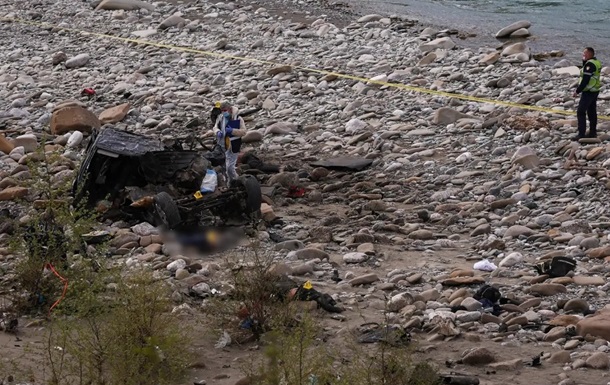 В Албанії через падіння авто в річку загинули восьмеро людей