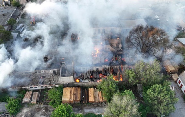 У Миколаєві потужна пожежа охопила підприємства