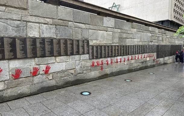 У Парижі вандали розмалювали  кров ю  меморіал на честь Праведників світу
