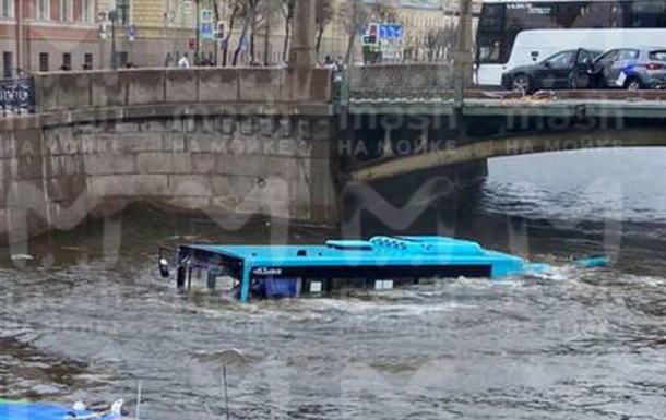 У російському Петербурзі автобус впав у річку, є жертва